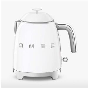 SMEG WHITE RETRO ELECTRIC KETTLE
*NWT $179.00 - MAKES 3 CUPS